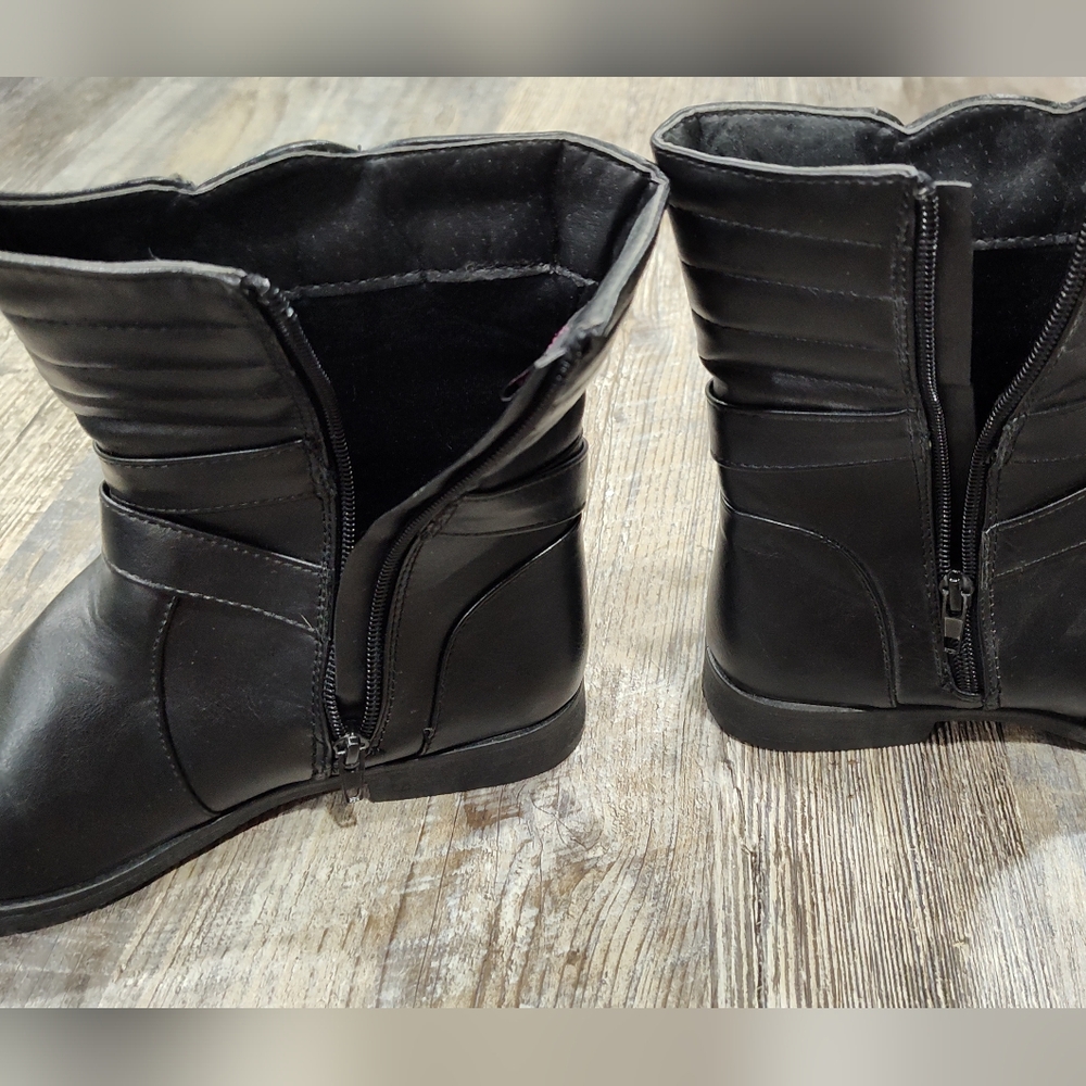 YoKids Girls Size 2 Model: Adele - 37G, Black Zipper Boots w/decorative straps - Picture 8 of 10